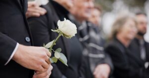 Una persona sosteniendo una rosa blanca 